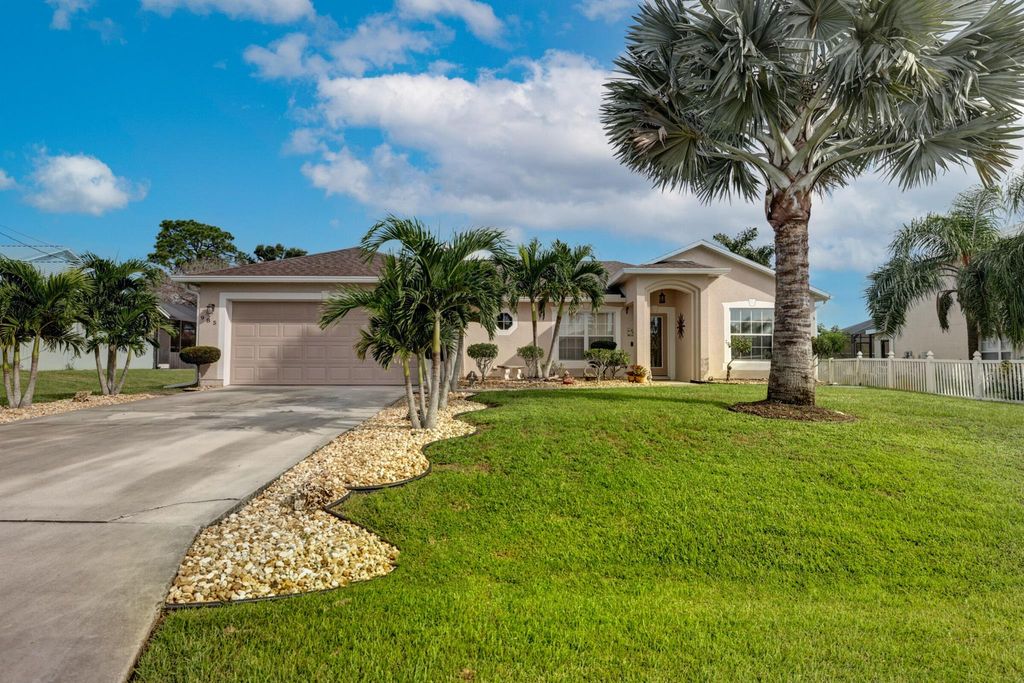 Photo of 985 SE Bywood Avenue, Port St Lucie, FL 34983 (MLS # R10925838)