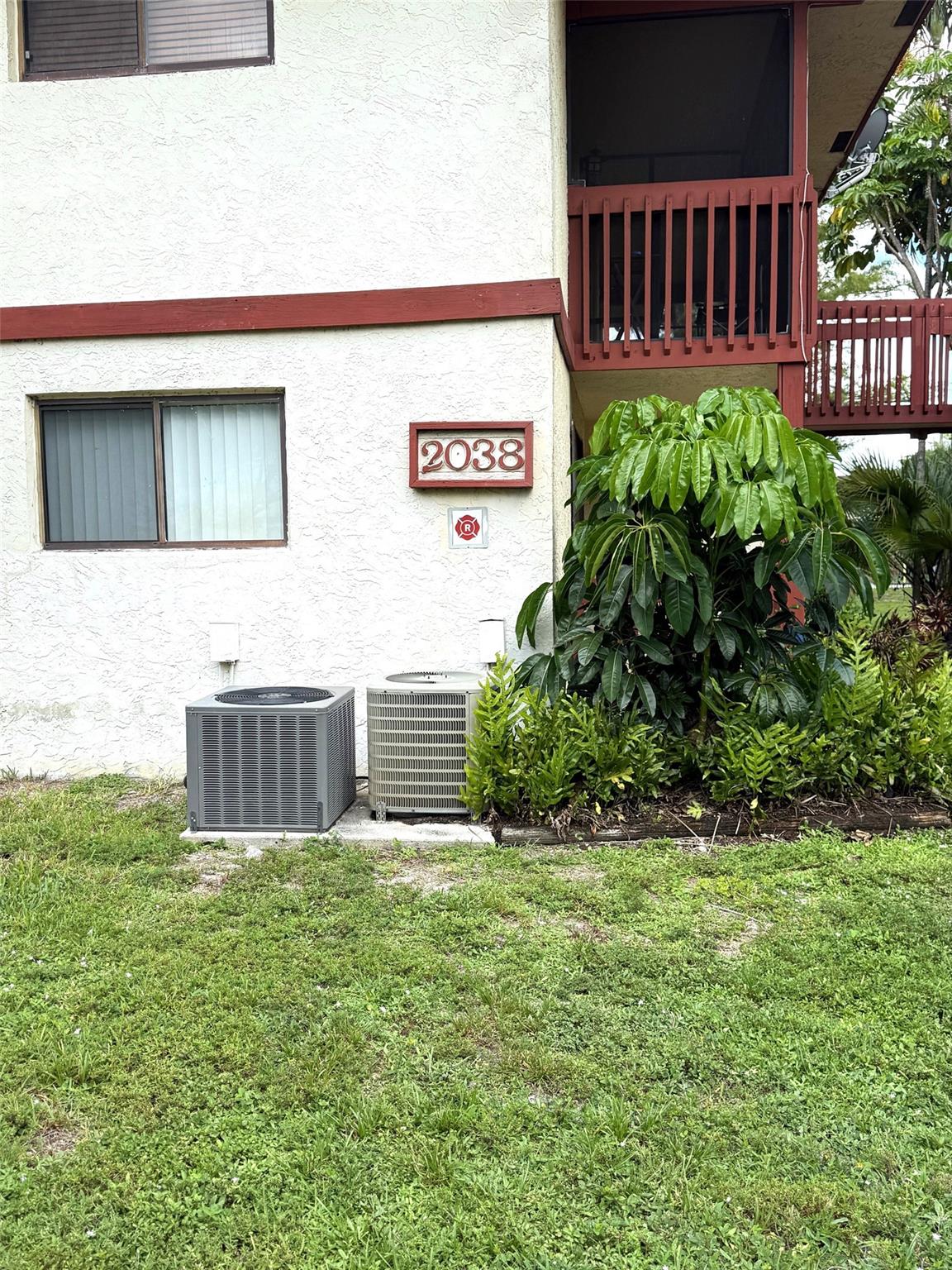 Spacious one bedroom condo unit located on the second floor with washer/dryer in unit.