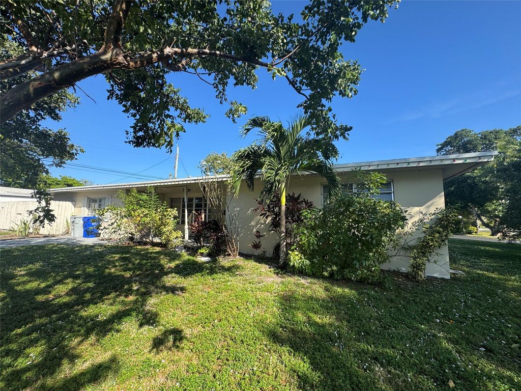 Photo of 160 SE 15th Ave, Pompano Beach, FL 33060 (MLS # F10539934)