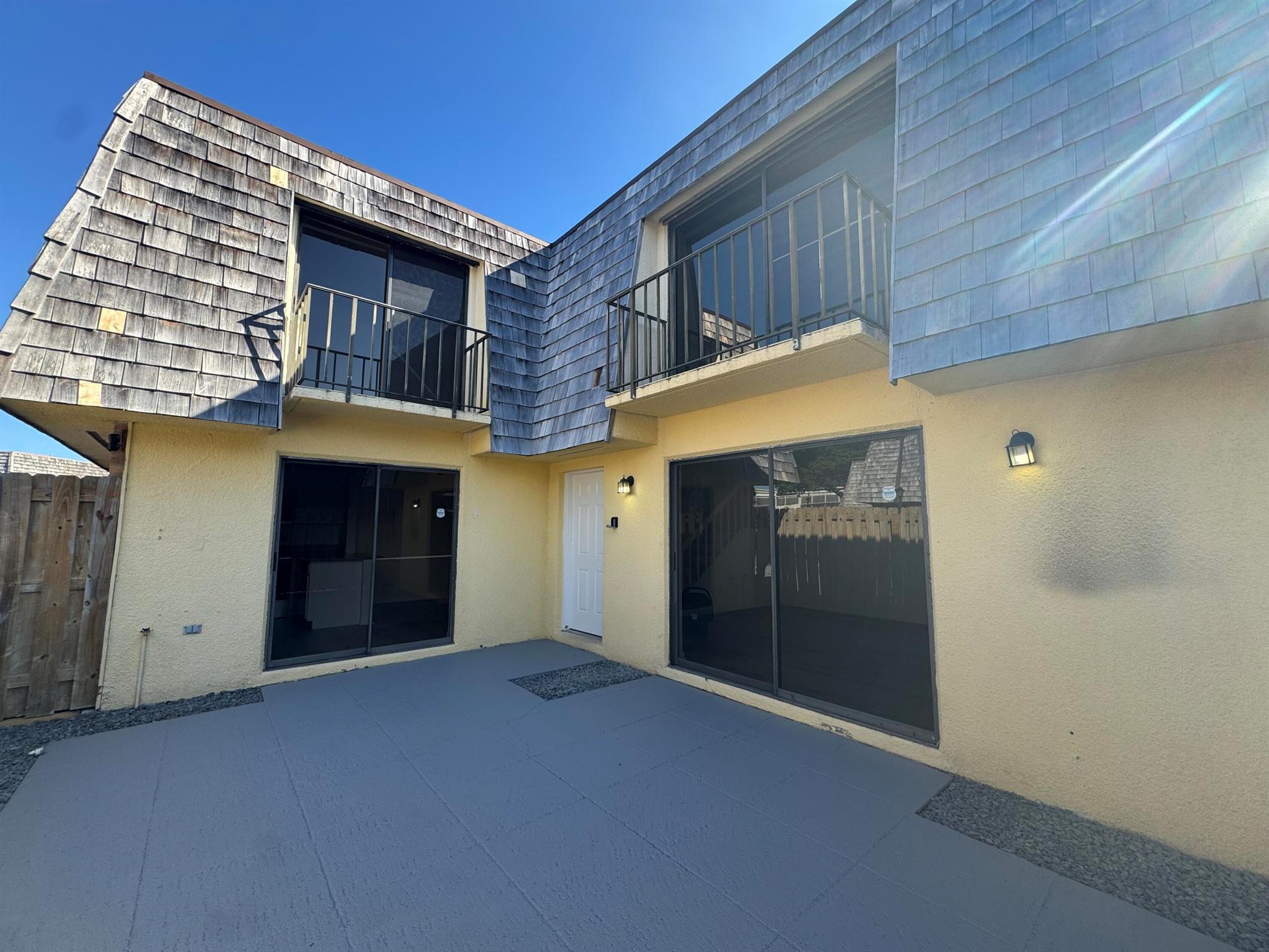 LAKEWOOD OF PALM SPRINGS - Residential Lease