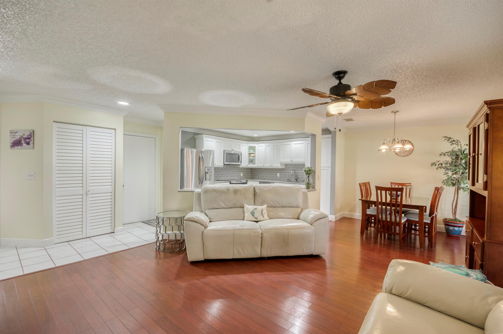 10 Lexington Lane E B