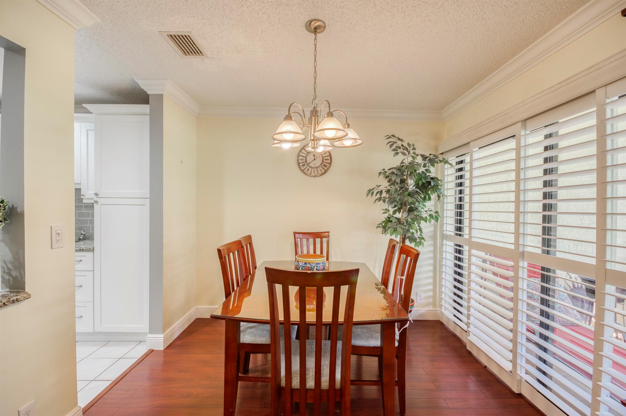 10 Lexington Lane E B