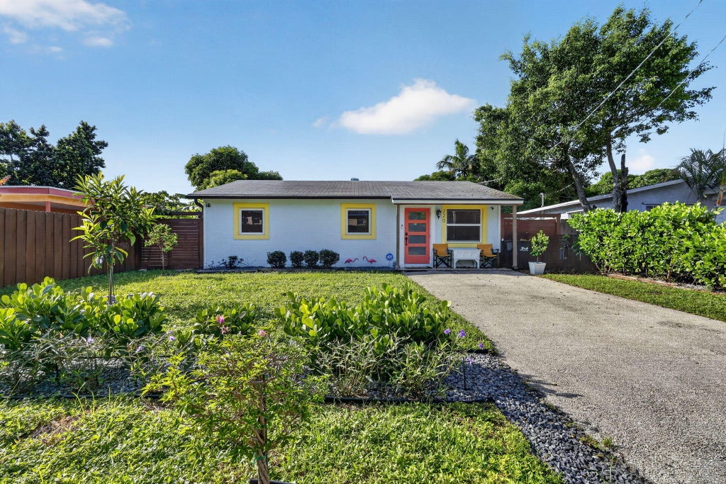 Photo of 220 Reigle Avenue, Delray Beach, FL 33444 (MLS # B26083033)