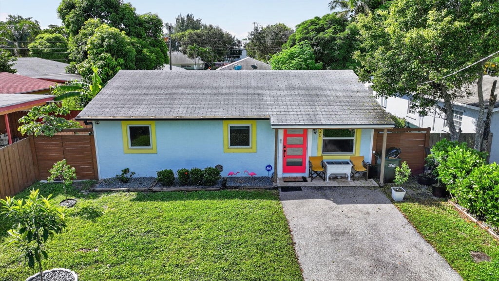Photo of 220 Reigle Avenue, Delray Beach, FL 33444 (MLS # B26083033)