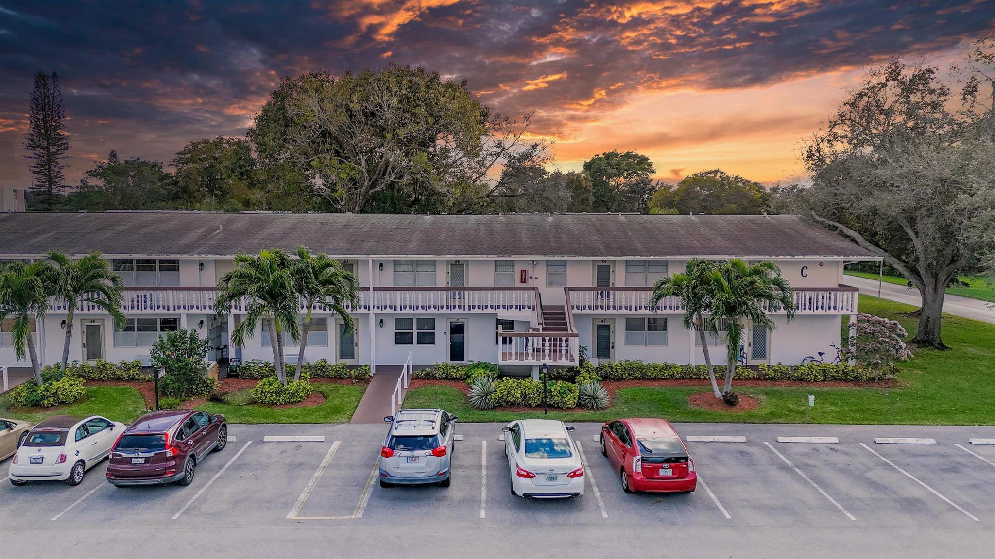 Gorgeous 2 BR / 1.5 BA unit available in the Deerfield's 55+ community of Century Village. Centrally located with lots shopping nearby and quick access to major highways. Only ten minutes drive to the ocean and beach area. This community has an active clubhouse, 24 hours guard gate entrance, swimming pool, movie theater, tennis court, fitness center and other social activities.