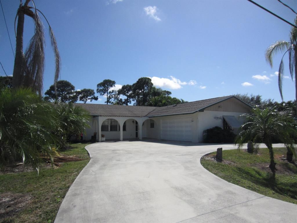 Photo of 560 SE Crosspoint Drive, Port Saint Lucie, FL 34983 (MLS # R10779702)