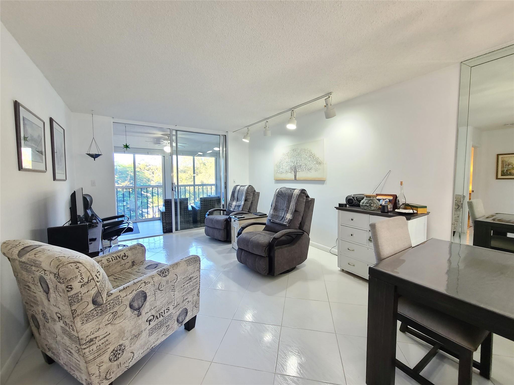 HUNTINGTON LAKES - Residential