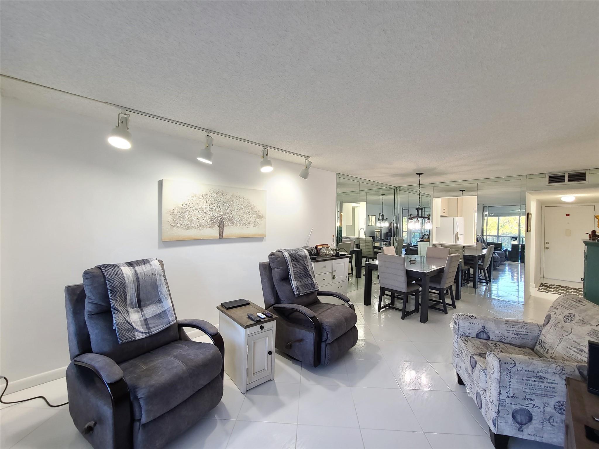 HUNTINGTON LAKES - Residential