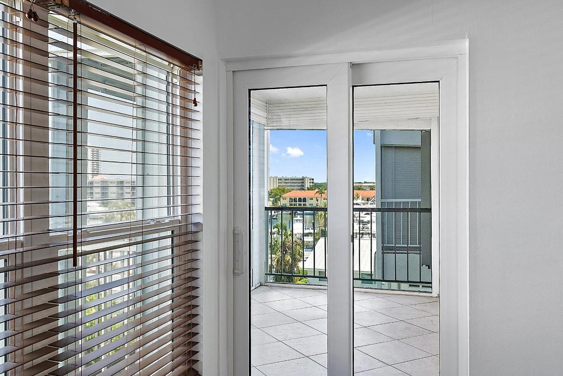 SHUTTERS CONDO - Residential
