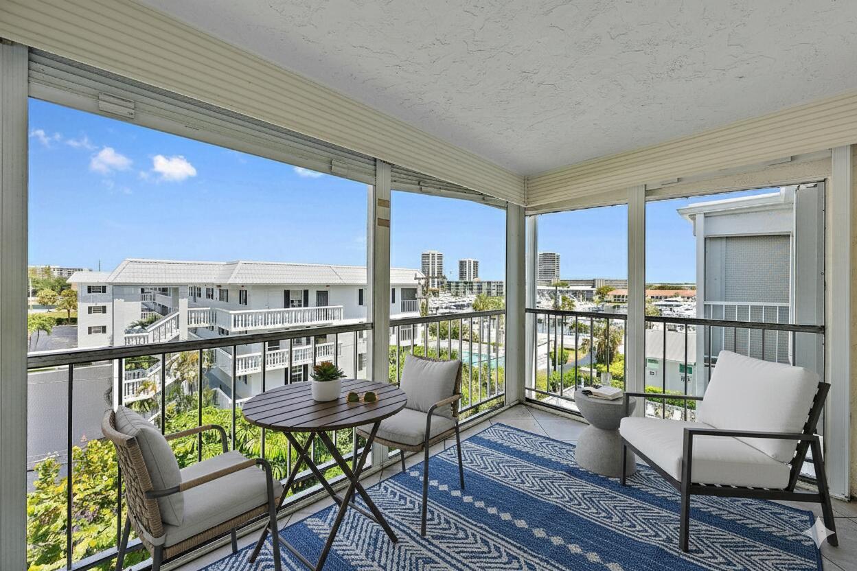 SHUTTERS CONDO - Residential