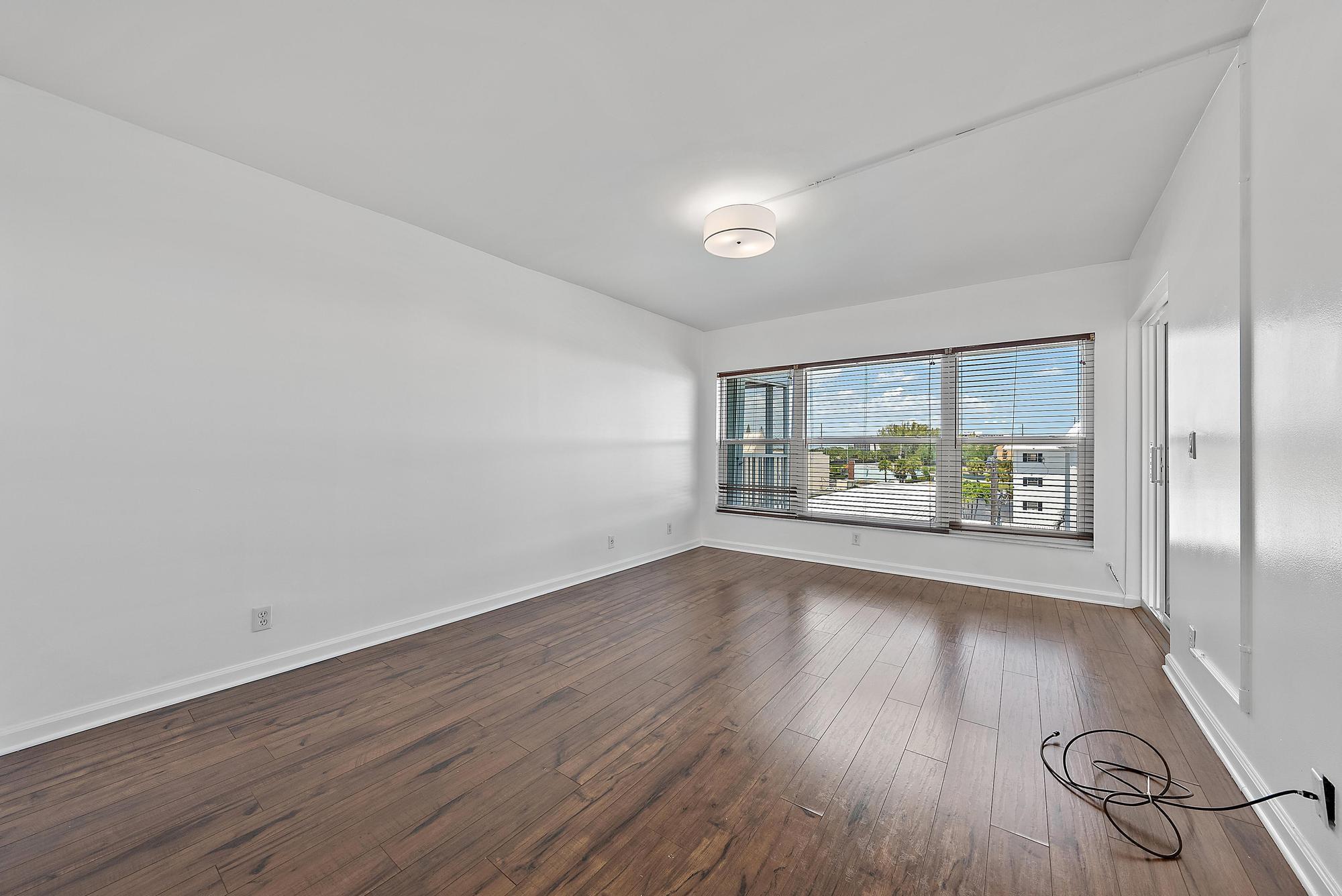 SHUTTERS CONDO - Residential