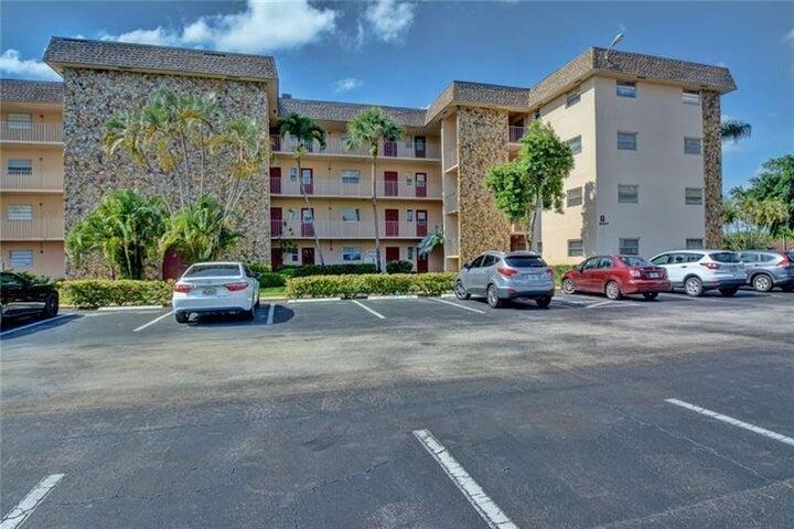 Turn-key first floor 1-bedroom, 1.5-bath condo located in the all-ages Arrowhead Golf Community. This well-maintained unit offers a prime location just minutes from Nova Southeastern University with quick access to I-595. Surrounded by shopping, dining, and entertainment options, it's ideal for convenience and lifestyle. HOA approval is required, with a minimum credit score of 650 for all applicants, per association rules. No pets allowed. Shared laundry facility on site.
