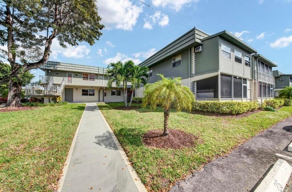 Photo of 51 Flanders B, Delray Beach, FL 33484 (MLS # R10998036)