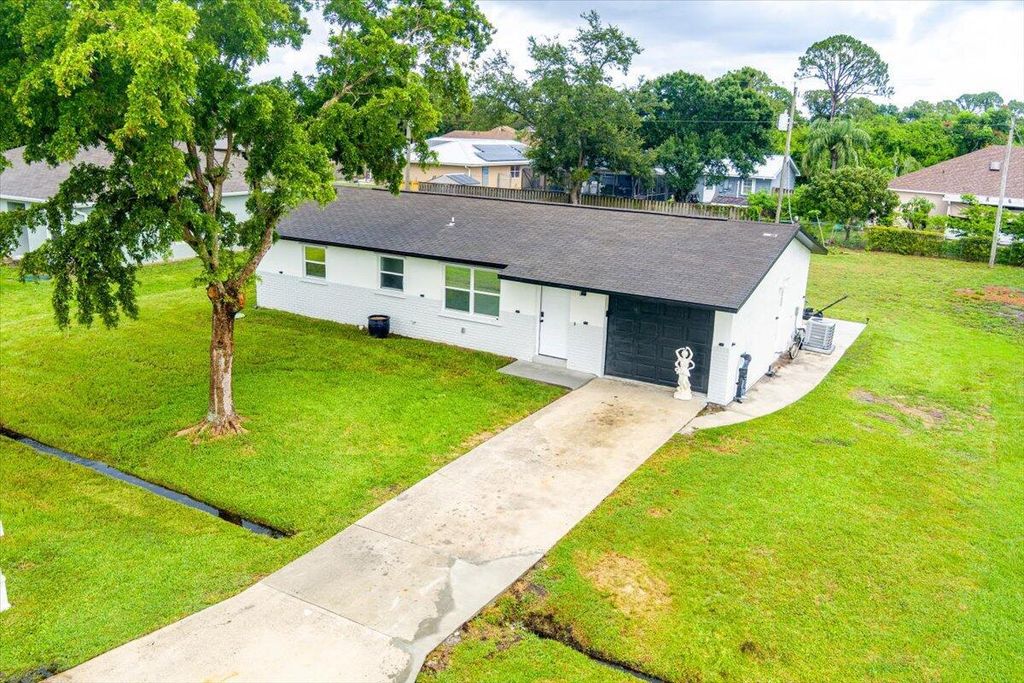 Photo of 673 NE Horizon Lane, Port Saint Lucie, FL 34983 (MLS # R11102589)