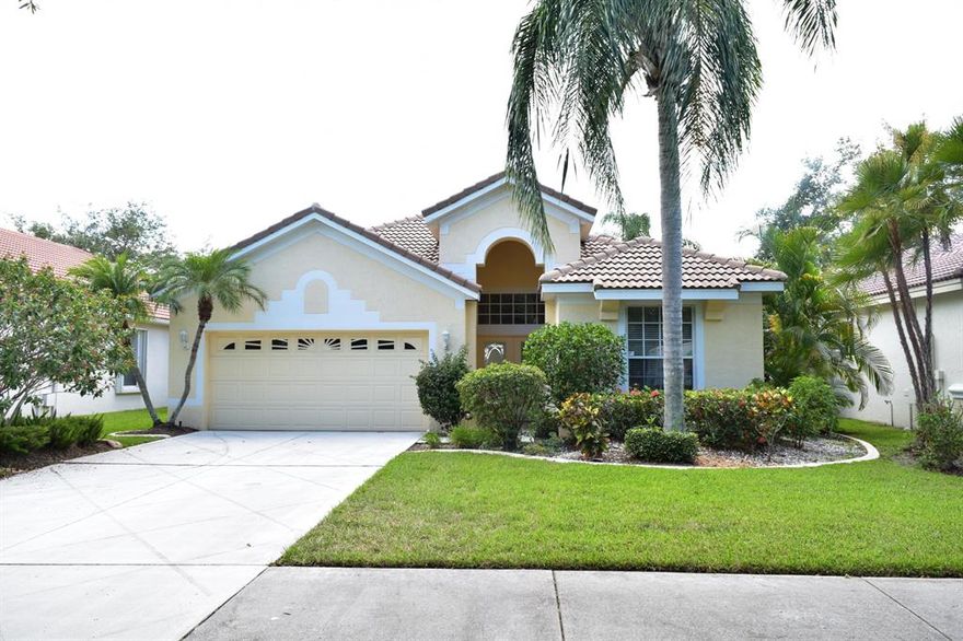 3/2/2 LAKEFRONT HOME IN LAKE CHARLES! OPEN, SPACIOUS LAYOUT. LARGE EAT IN KITCHEN, CROWN MOLDING, ALL APPLIANCES, NICE WOOD LAMINATE AND TILE FLOORS. THROUGHOUT. LARGE COVERED AND SCREENED LANAI.  AFFORDABLE HOA DUES INCLUDE LAWN CARE, CABLE, COMMUNITY CLUBHOUSE WITH POOL, TENNIS, PLAY AREAS.  CONVENIENT TO ALL ST LUCIE WEST HAS TO OFFER!
