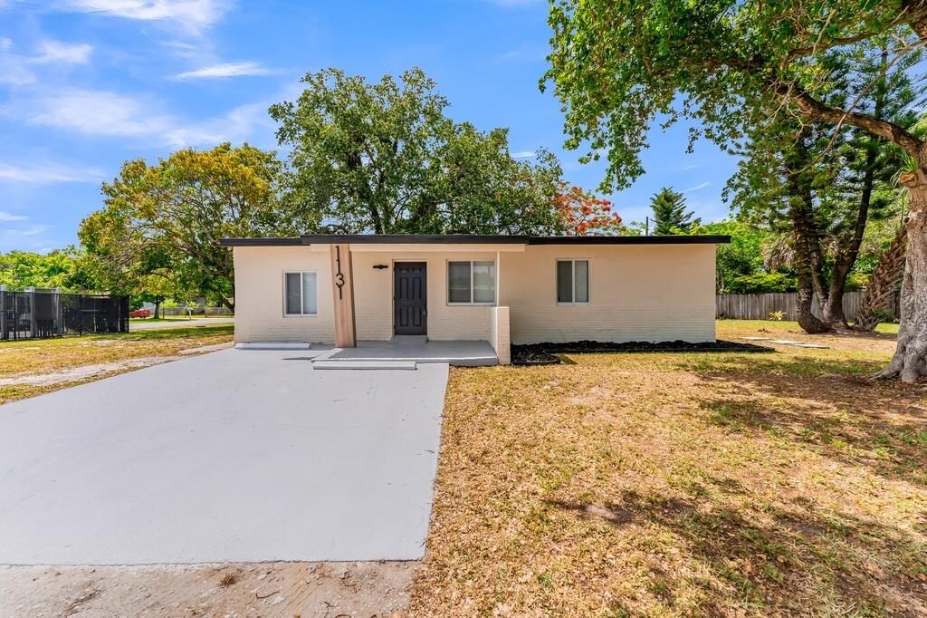 Photo of 1131 NW 18th Avenue, Fort Lauderdale, FL 33311 (MLS # B26033947)