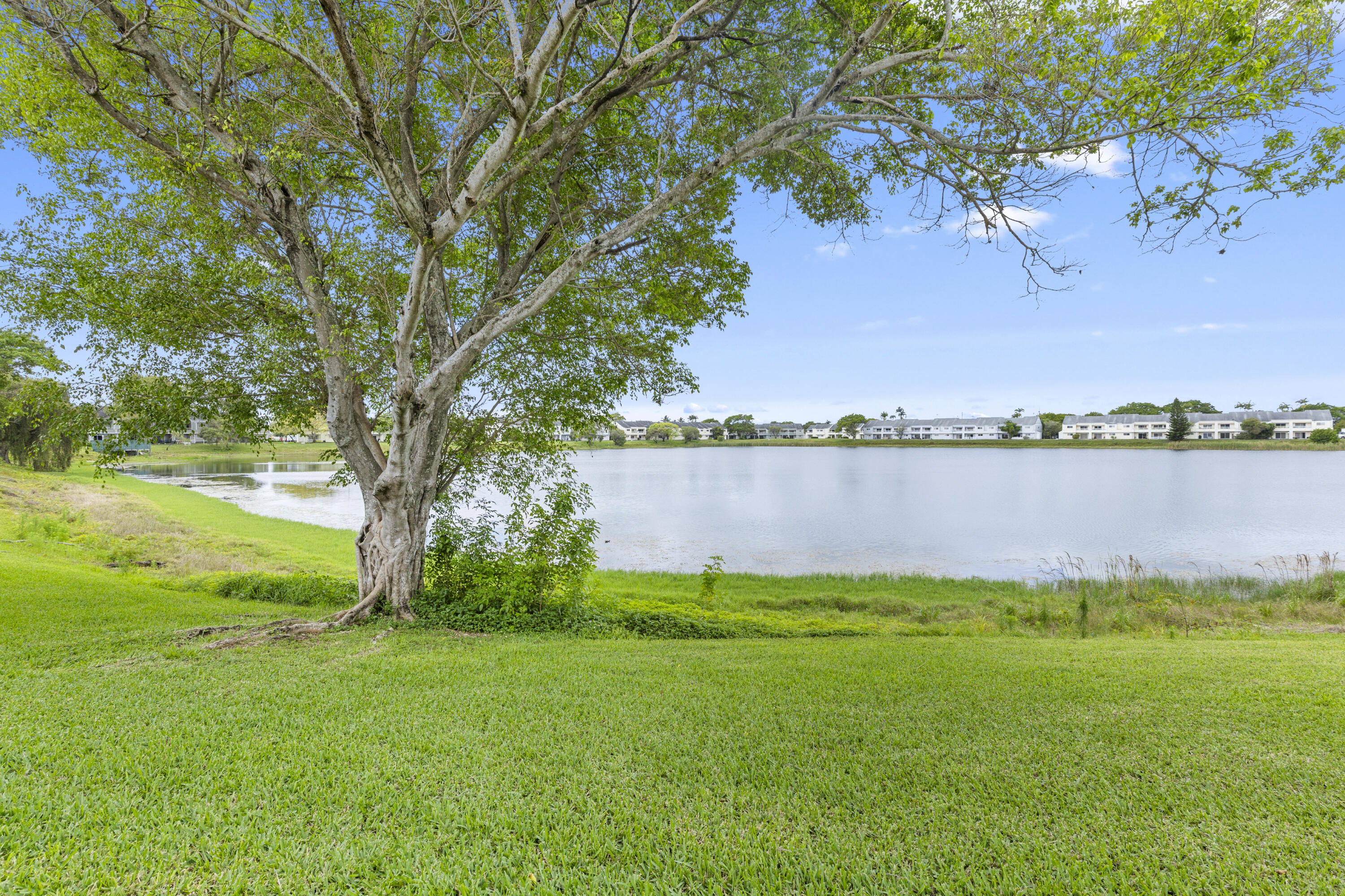 SUMMER LAKE - Residential