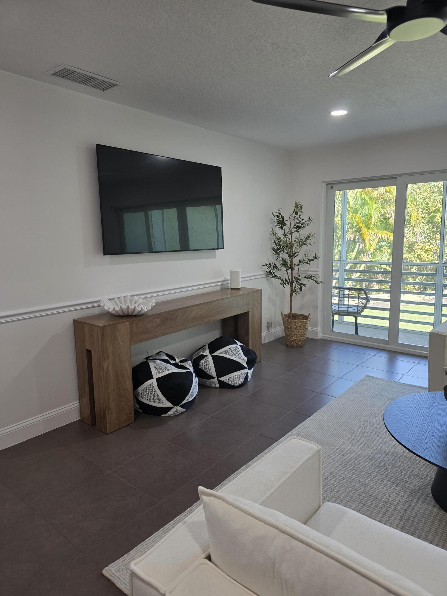 VILLAS ON THE GREEN CONDO - Residential Lease