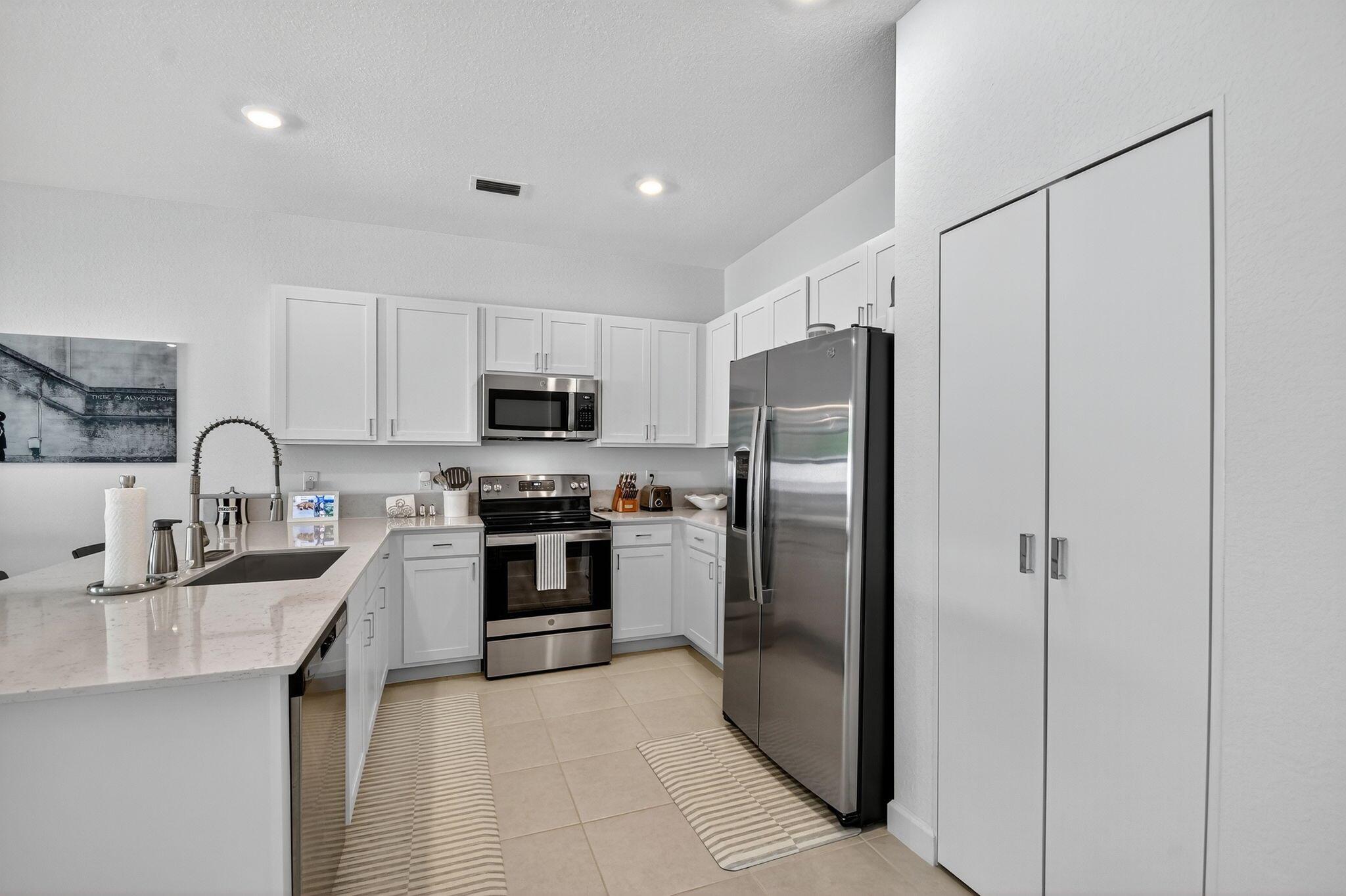 LAKESHORE AT THE FOUNTAIN - Residential