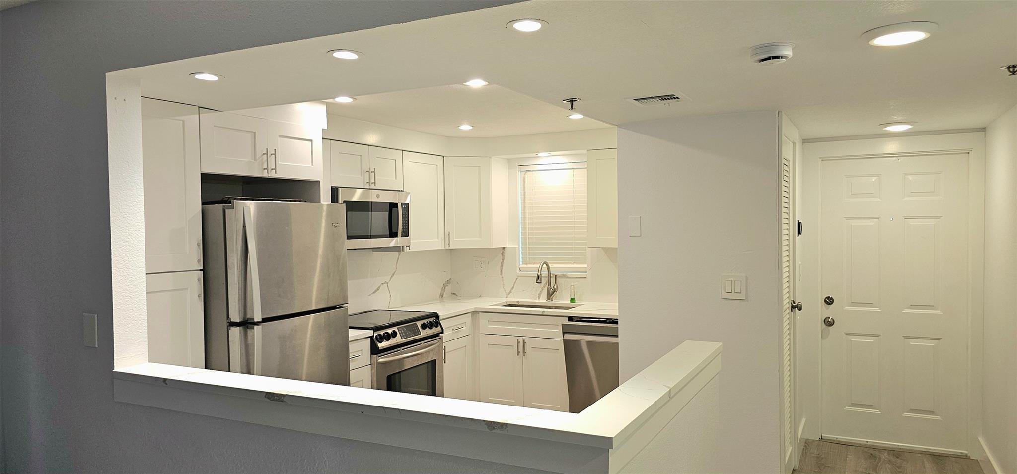 LIGHT AND BRIGHT! THIS REMODELED AND UPGRADED UNIT IS READY FOR IMMEDIATE OCCUPANCY! IDEAL LOCATION FOR COLLEGE STUDENTS. 2 BIG ROOMS WITH WALK IN CLOSETS. NEW WATER HEATER AND NEW A/C. PEACEFUL AND TRANQUIL VIEW. 1ST FLOOR UNIT MAKES MOVING IN A BREEZE. QUIET BUILDING AND QUIET NEIGHBORS. PRESENT ALL OFFERS!