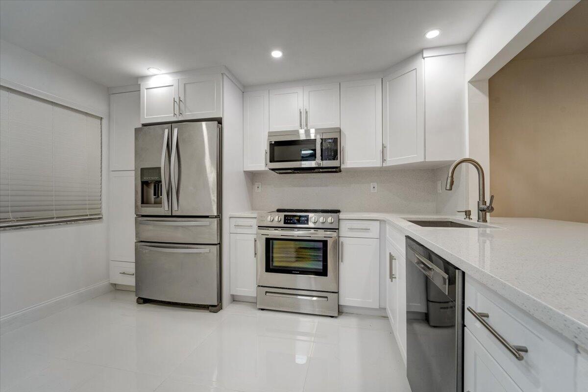 3601 Inverrary Drive Drive 102