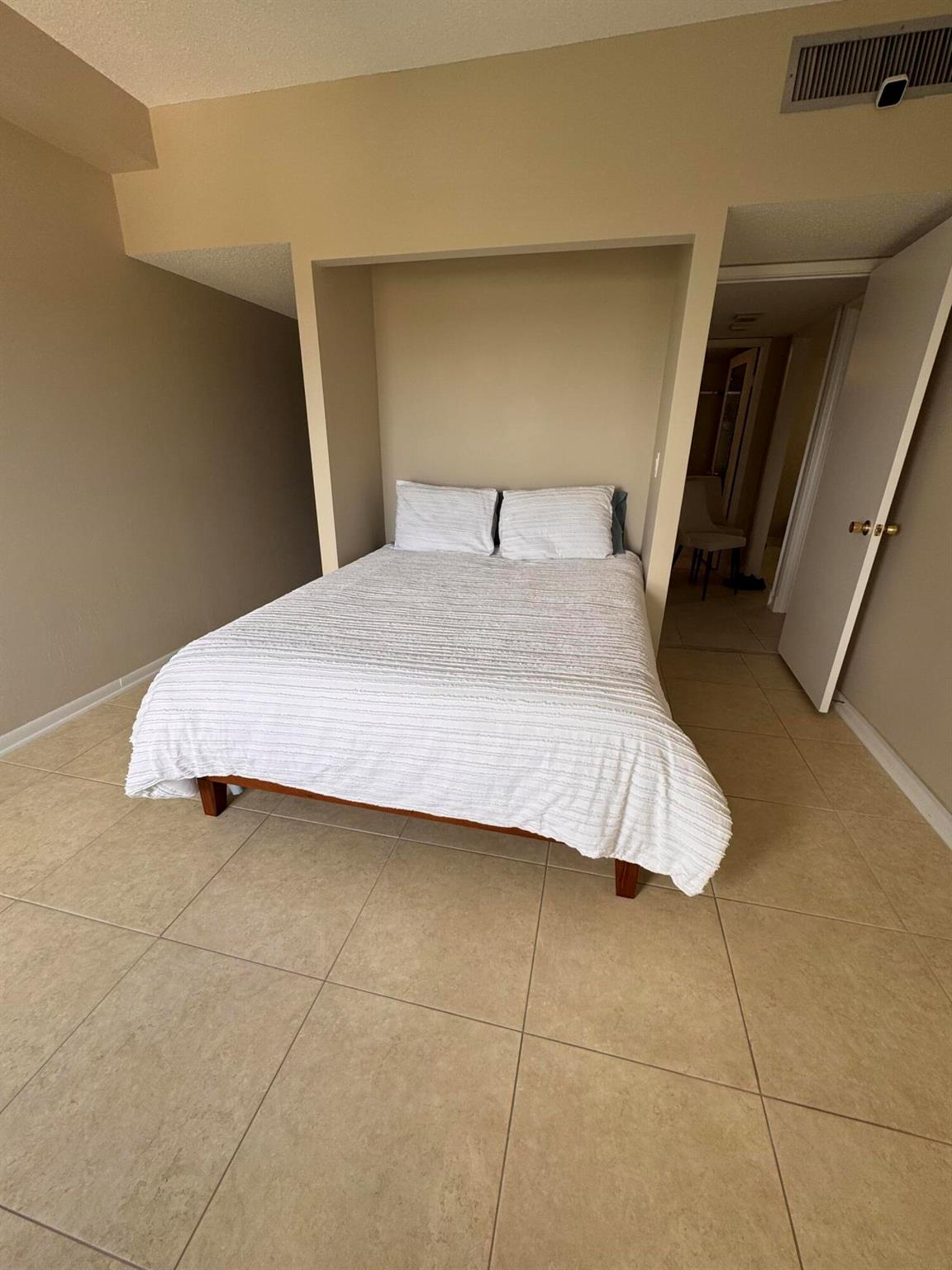 LA RENAISSANCE - Residential Lease