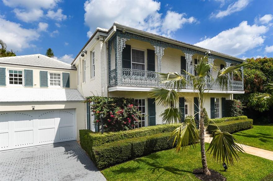 Beautiful 5BR/4.5BA In-Town home on the Lake Block. Spacious areas for entertaining including oversized living room with fireplace, enclosed loggia, and formal dining room. First floor library with powder room and beautiful bar area. Recently updated with beautiful baths, gourmet kitchen, and generator. Light and bright family room leads to swimming pool and spa. Fantastic outdoor spaces with large covered patio.