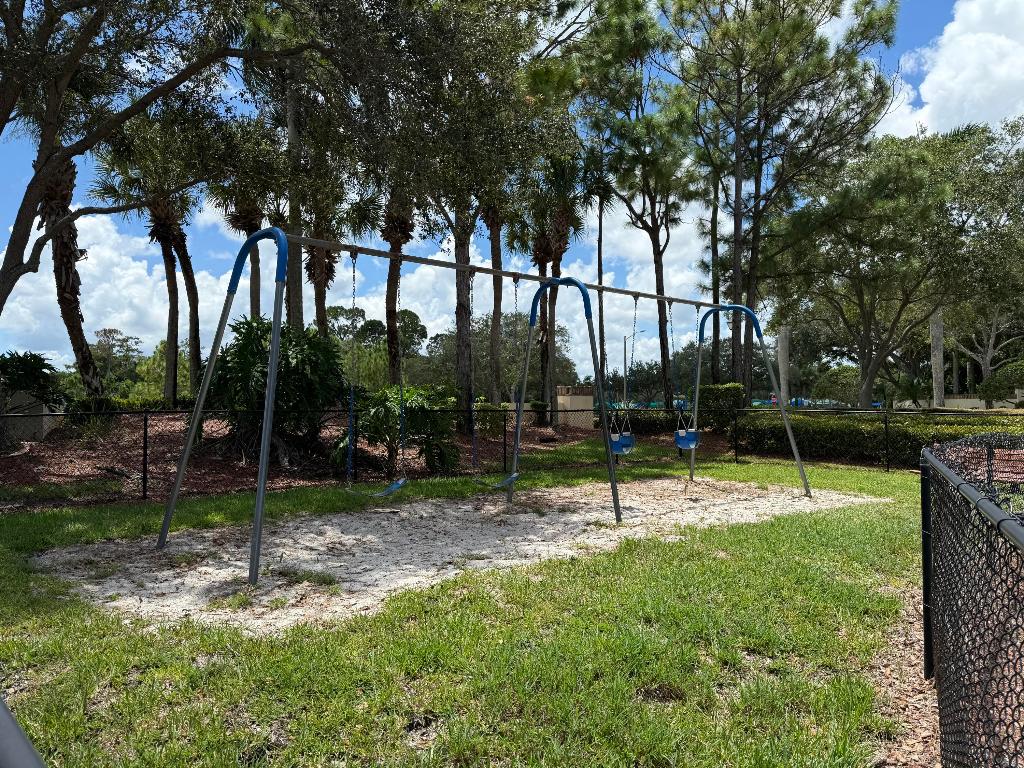 SEMINOLE ESTATES & TOWNHOMES - Residential