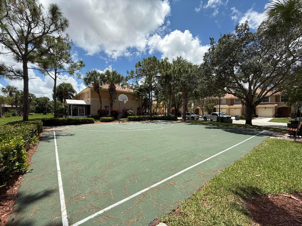 SEMINOLE ESTATES & TOWNHOMES - Residential