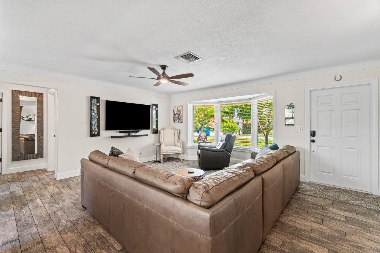 159 SE 27th Court, Boynton Beach, FL, 33435/$675,000 4 159 SE 27th Court