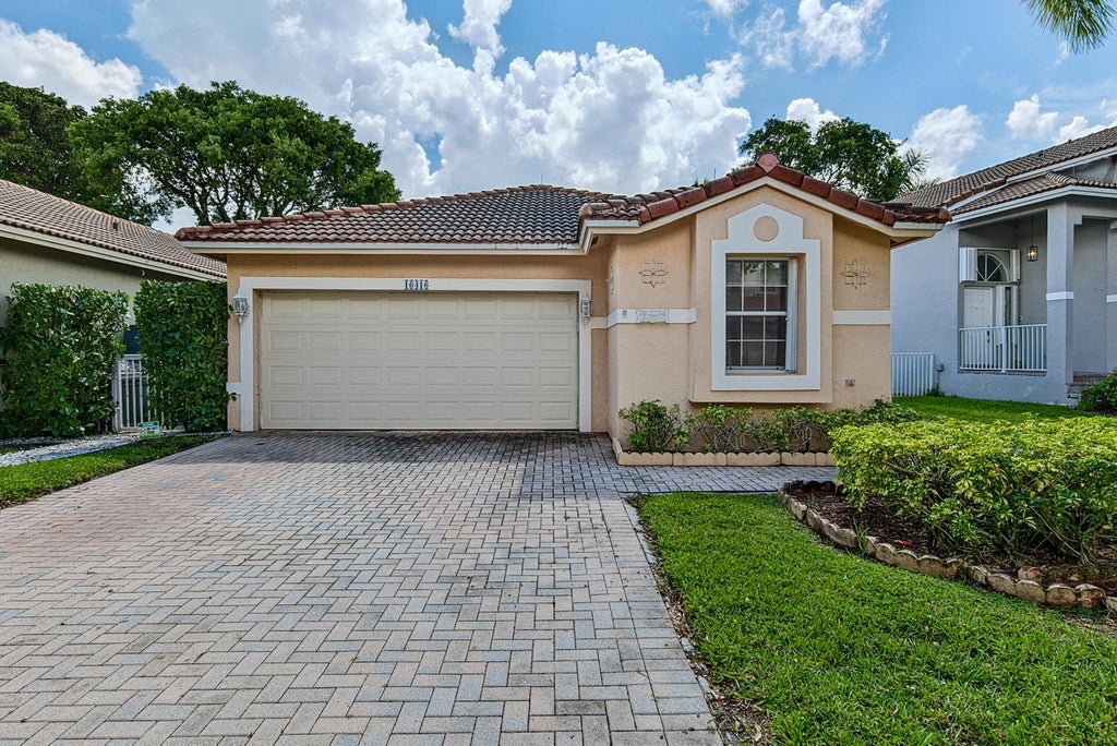 Photo of 16416 SAPPHIRE Street, Weston, FL 33331 (MLS # B26087731)