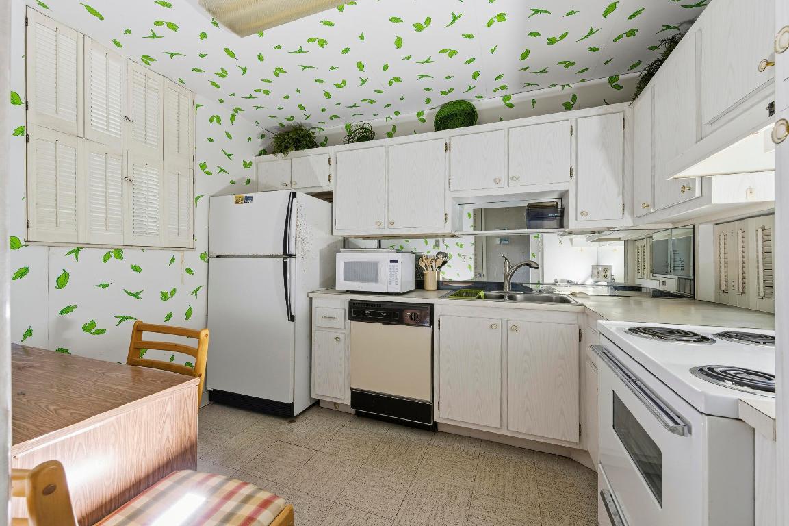 FOUNTAINS OF PALM BEACH CONDO 2 - Residential