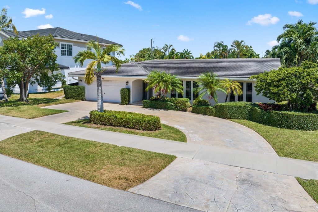 Photo of 2331 NE 35 Drive, Fort Lauderdale, FL 33308 (MLS # R11114563)