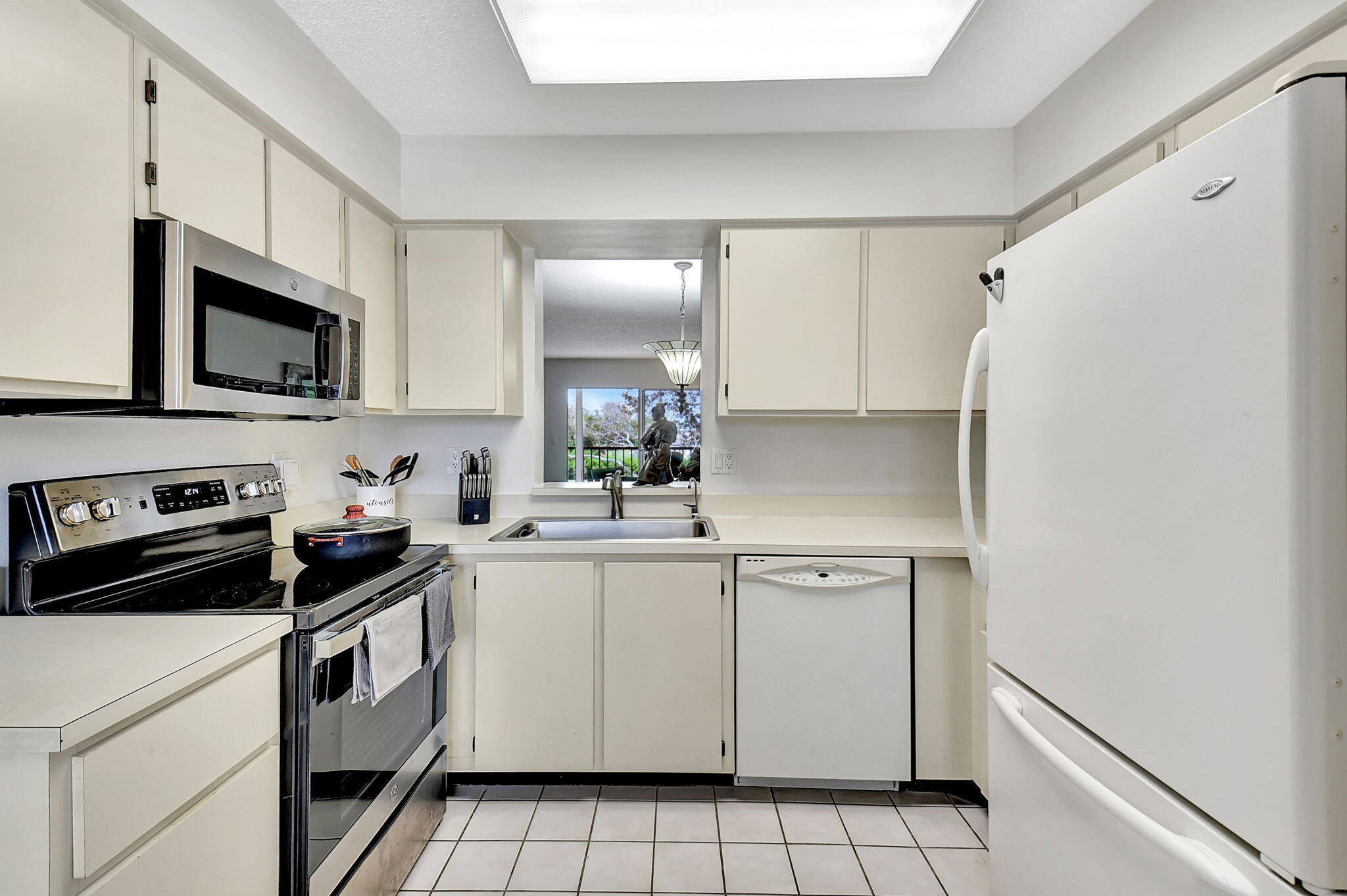 HUNTINGTON LAKES SEC THREE CONDOS - Residential Lease