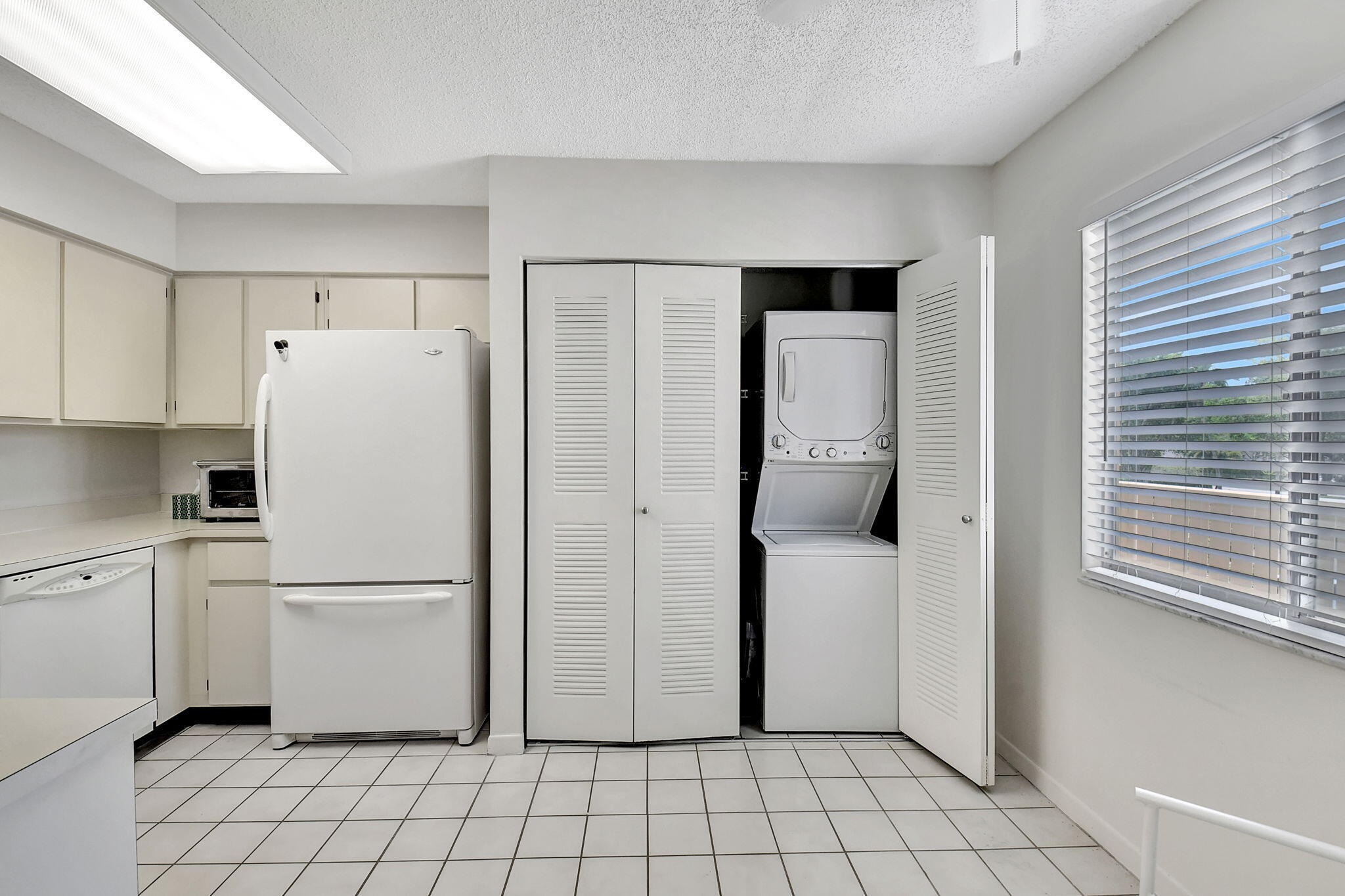 HUNTINGTON LAKES SEC THREE CONDOS - Residential Lease