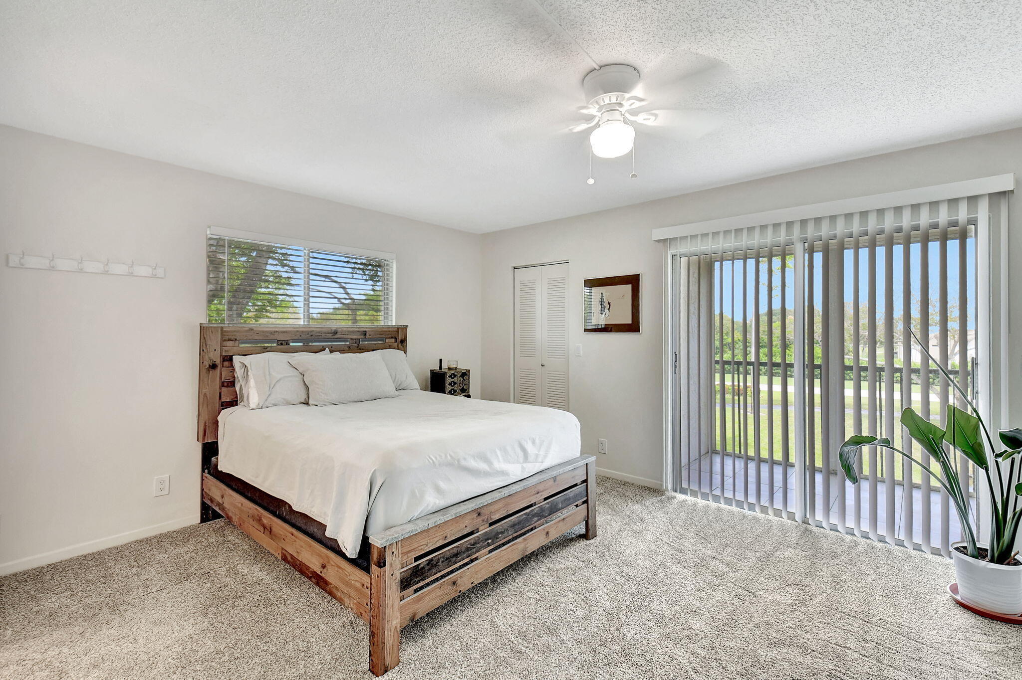 HUNTINGTON LAKES SEC THREE CONDOS - Residential Lease