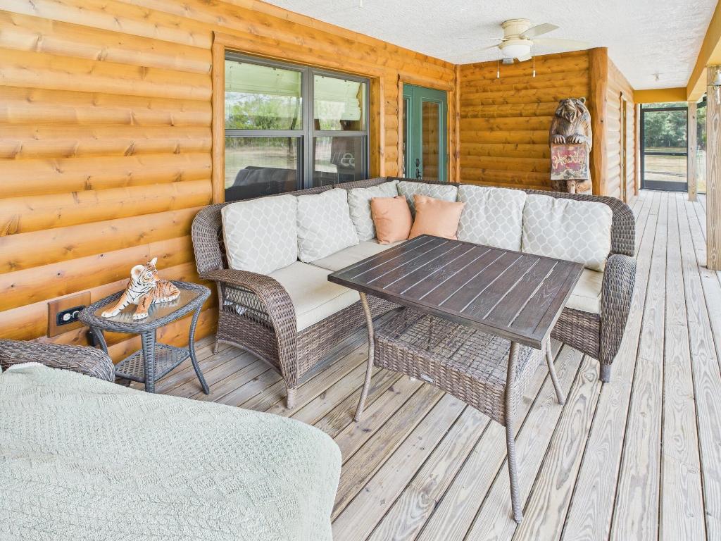 INDIAN HAMMOCK HUNT AND RIDING - Residential