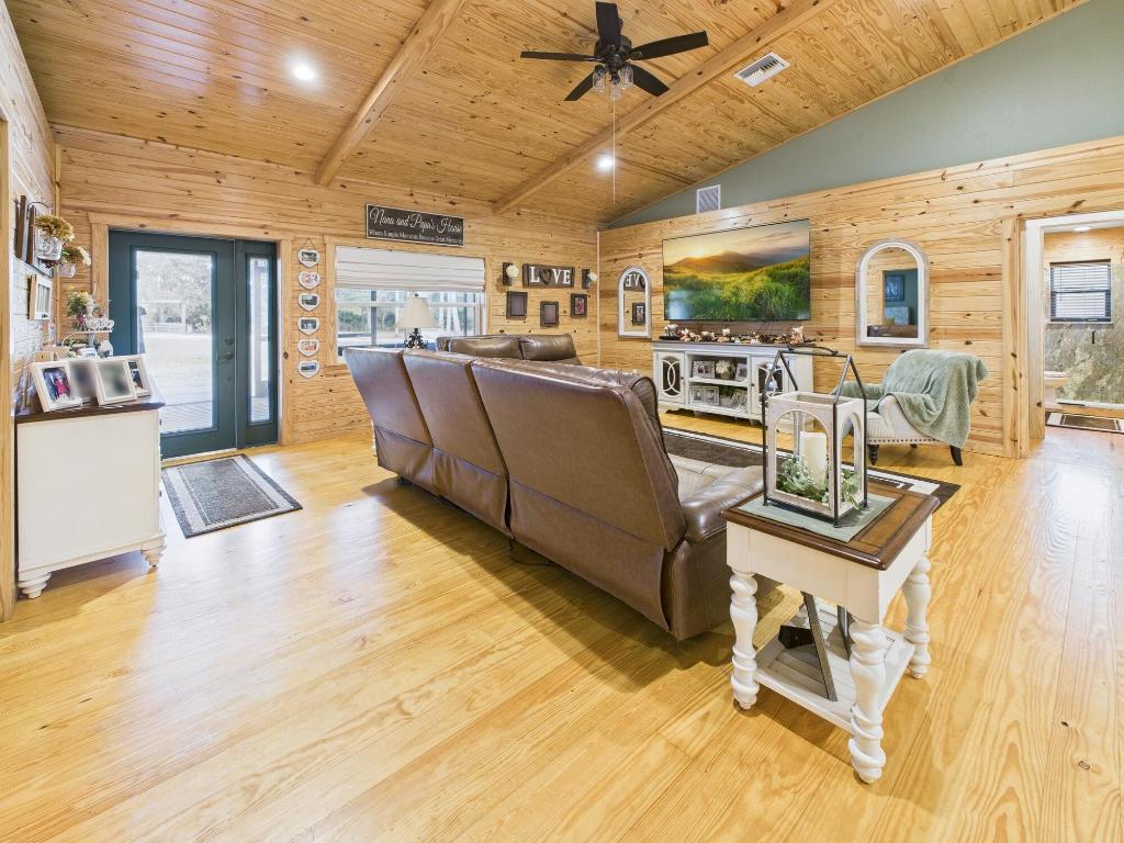 INDIAN HAMMOCK HUNT AND RIDING - Residential