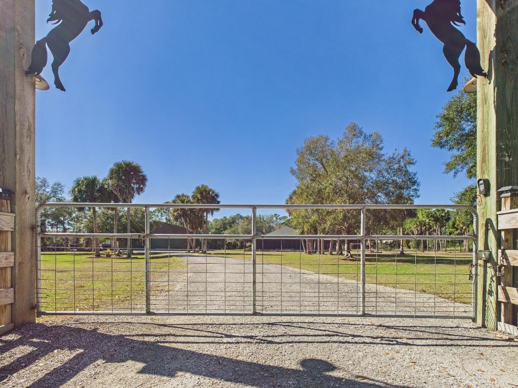 INDIAN HAMMOCK HUNT AND RIDING - Residential