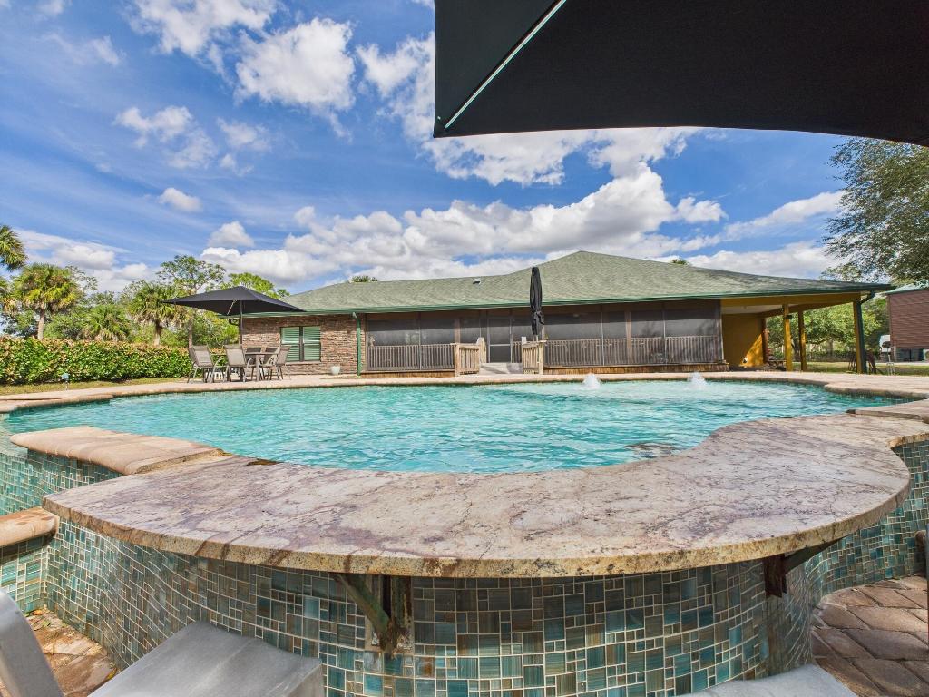 INDIAN HAMMOCK HUNT AND RIDING - Residential