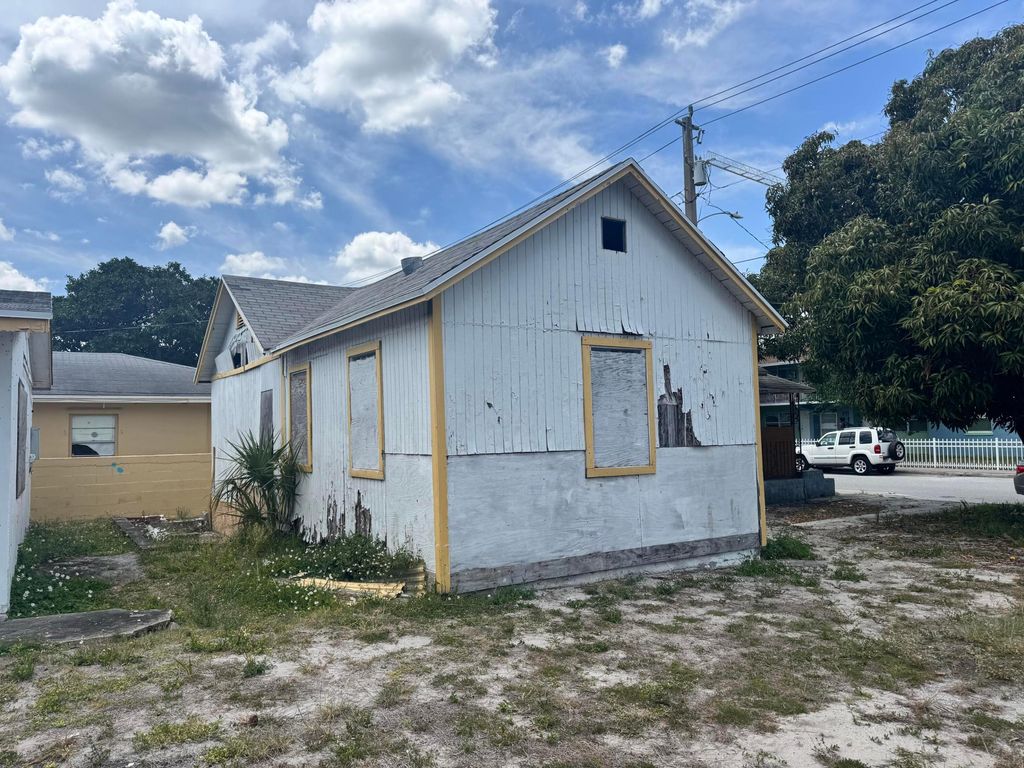 Photo of 536 22nd Street, West Palm Beach, FL 33407 (MLS # B26024088)