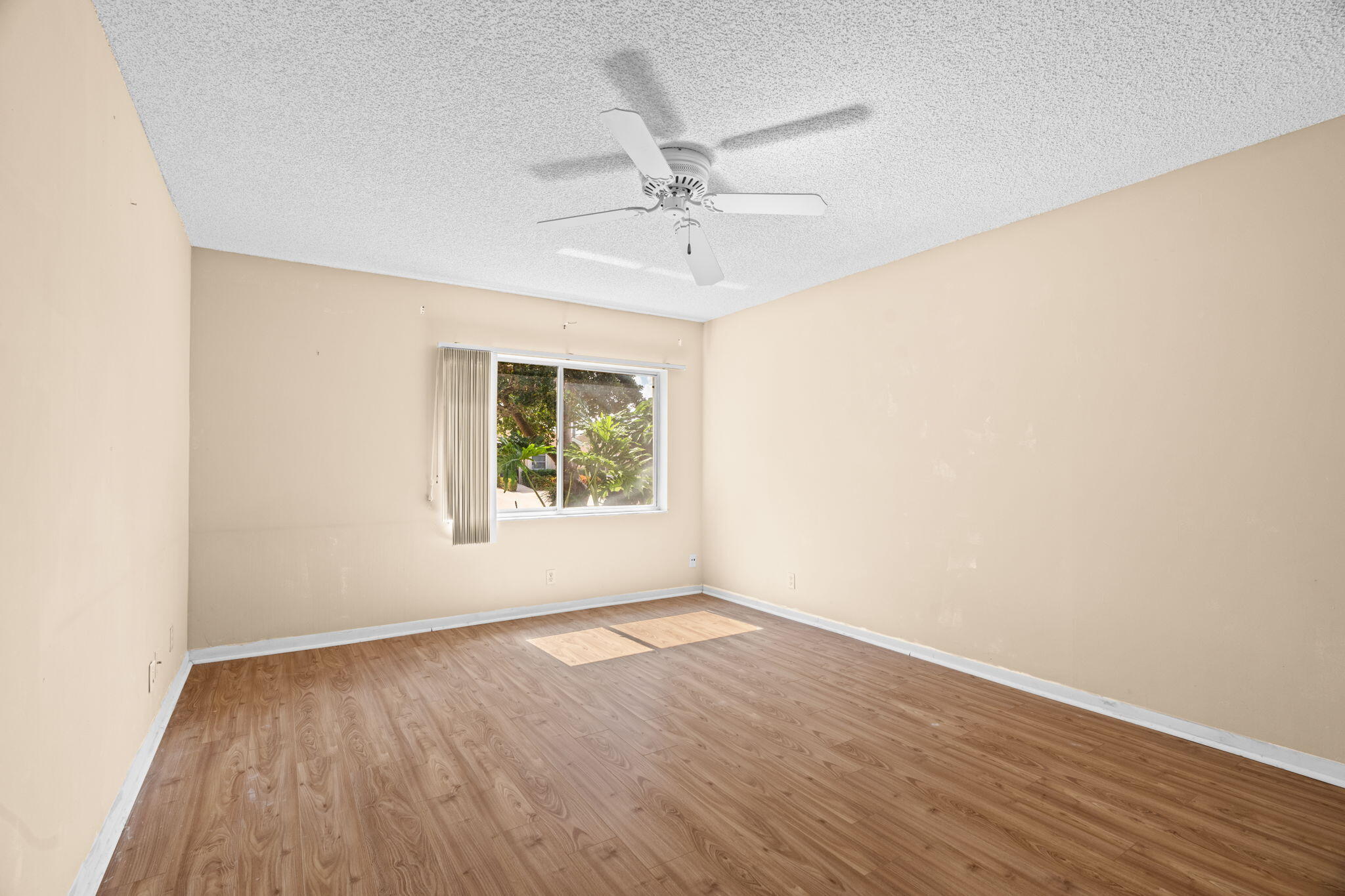 WHISPER WALK SEC C CONDO - Residential