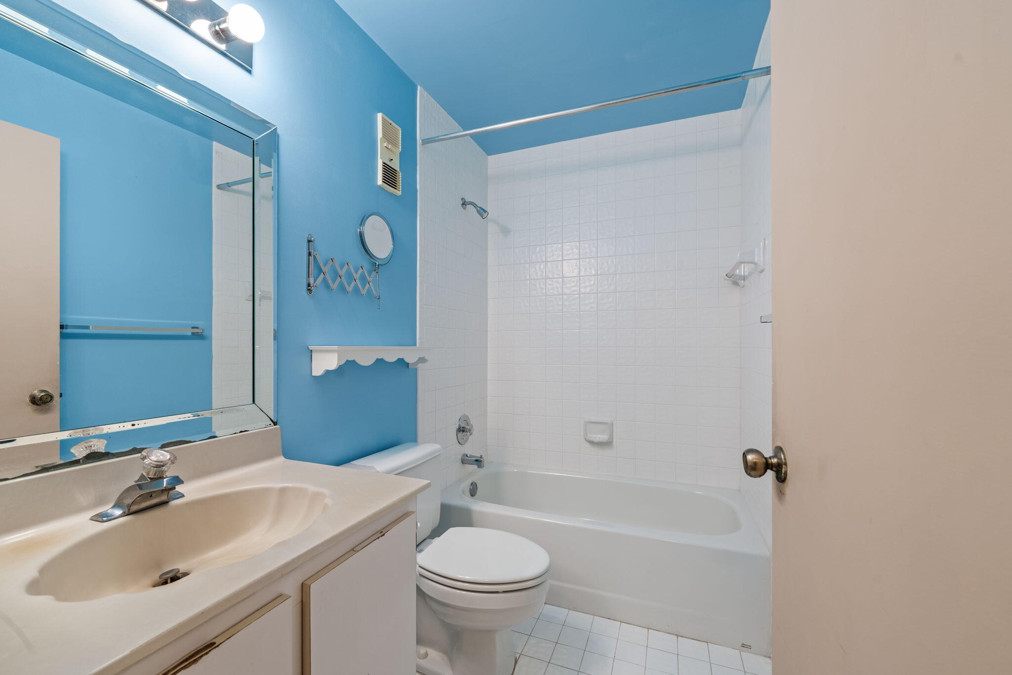 WHISPER WALK SEC C CONDO - Residential