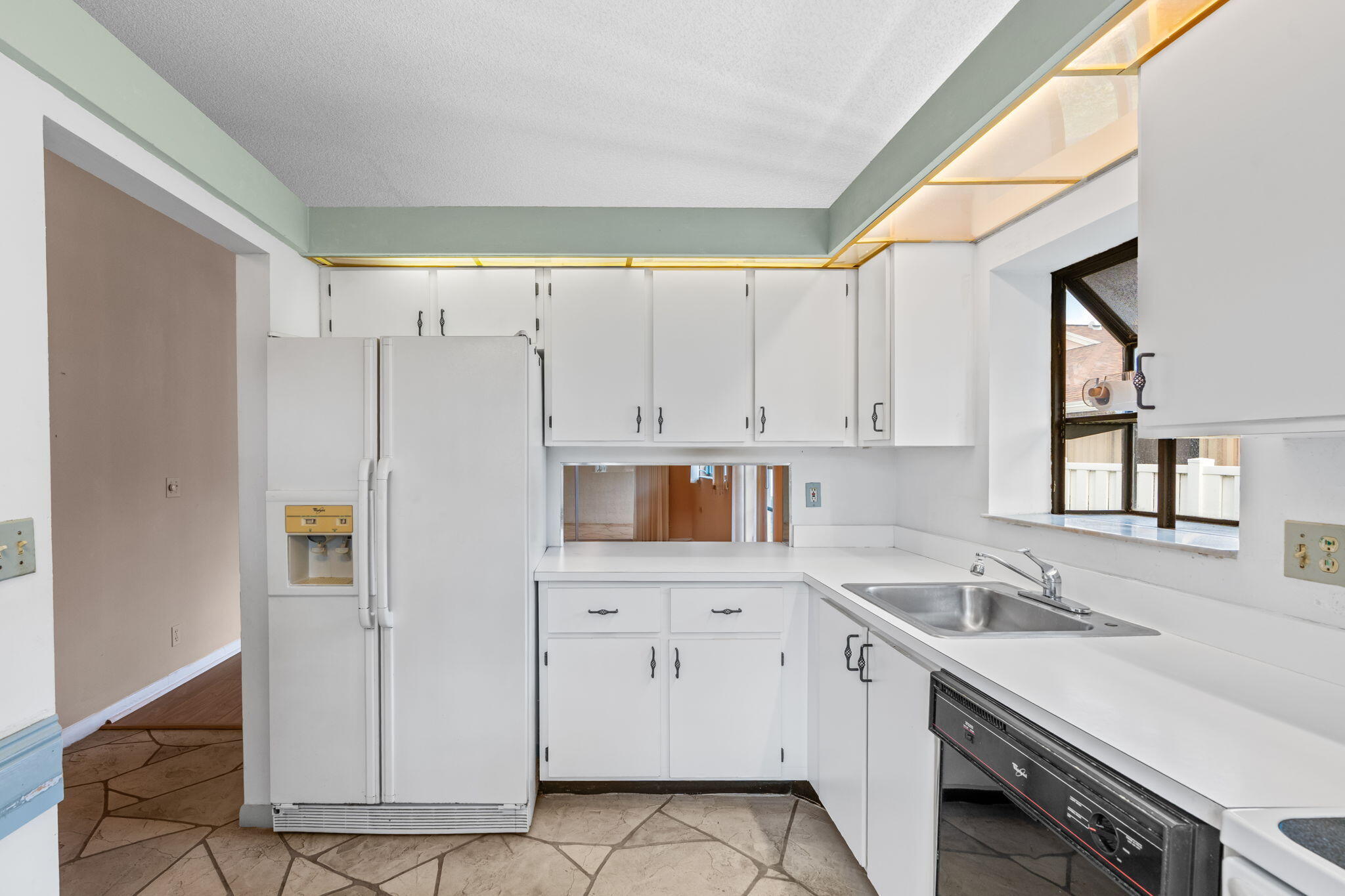 WHISPER WALK SEC C CONDO - Residential