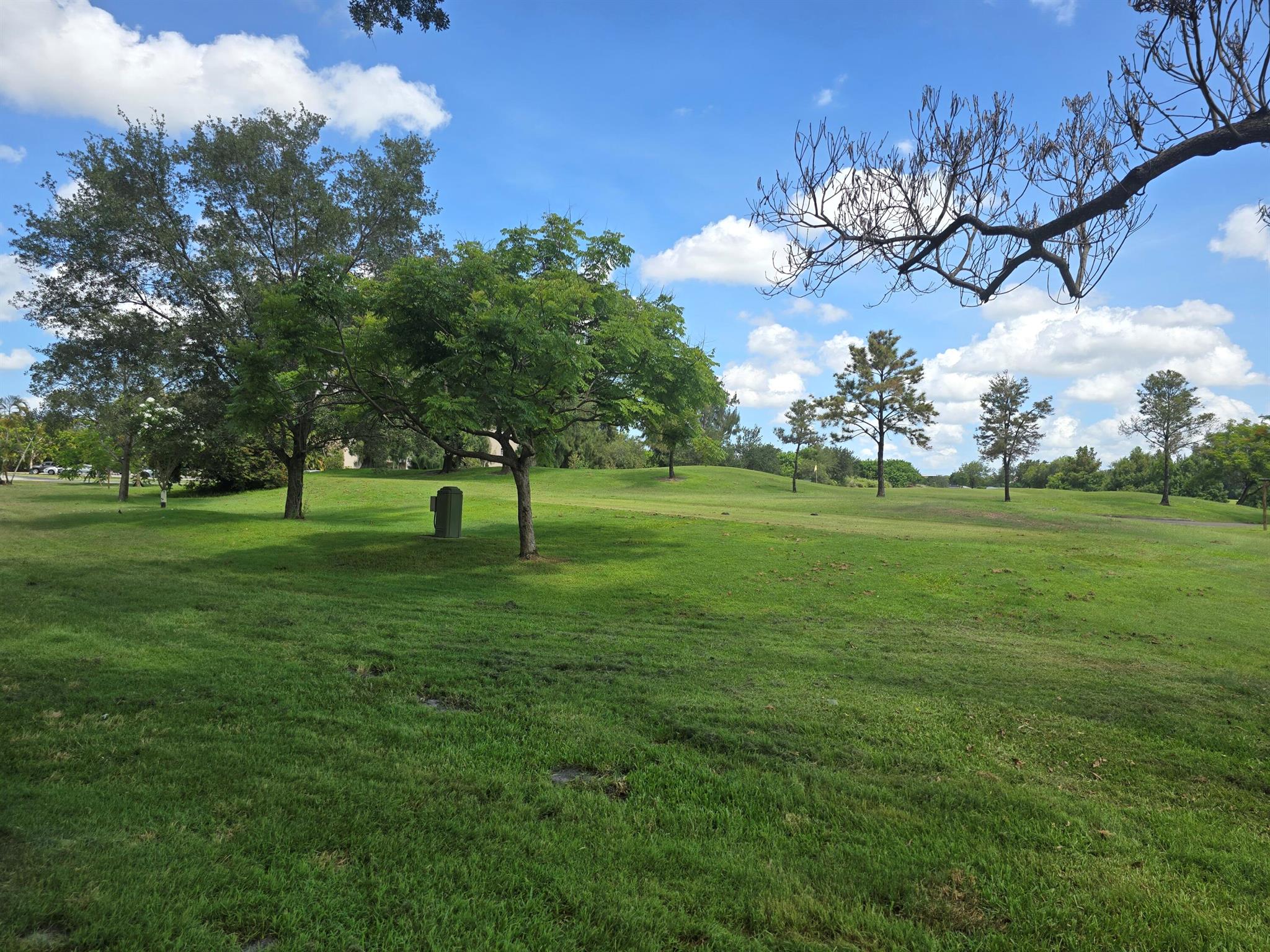 Serene lakefront 2/2 in Arrowhead Condos--perfectly located near Nova Southeastern, FAU & Broward College. Enjoy a screened patio, lush greenery, assigned parking (1x $25 fee), shared laundry, and quick access to dining, shopping & nightlife. Zoned for top schools. HOA approval required (includes background check). Move-in: 1st month + 2 security deposits. No pets.