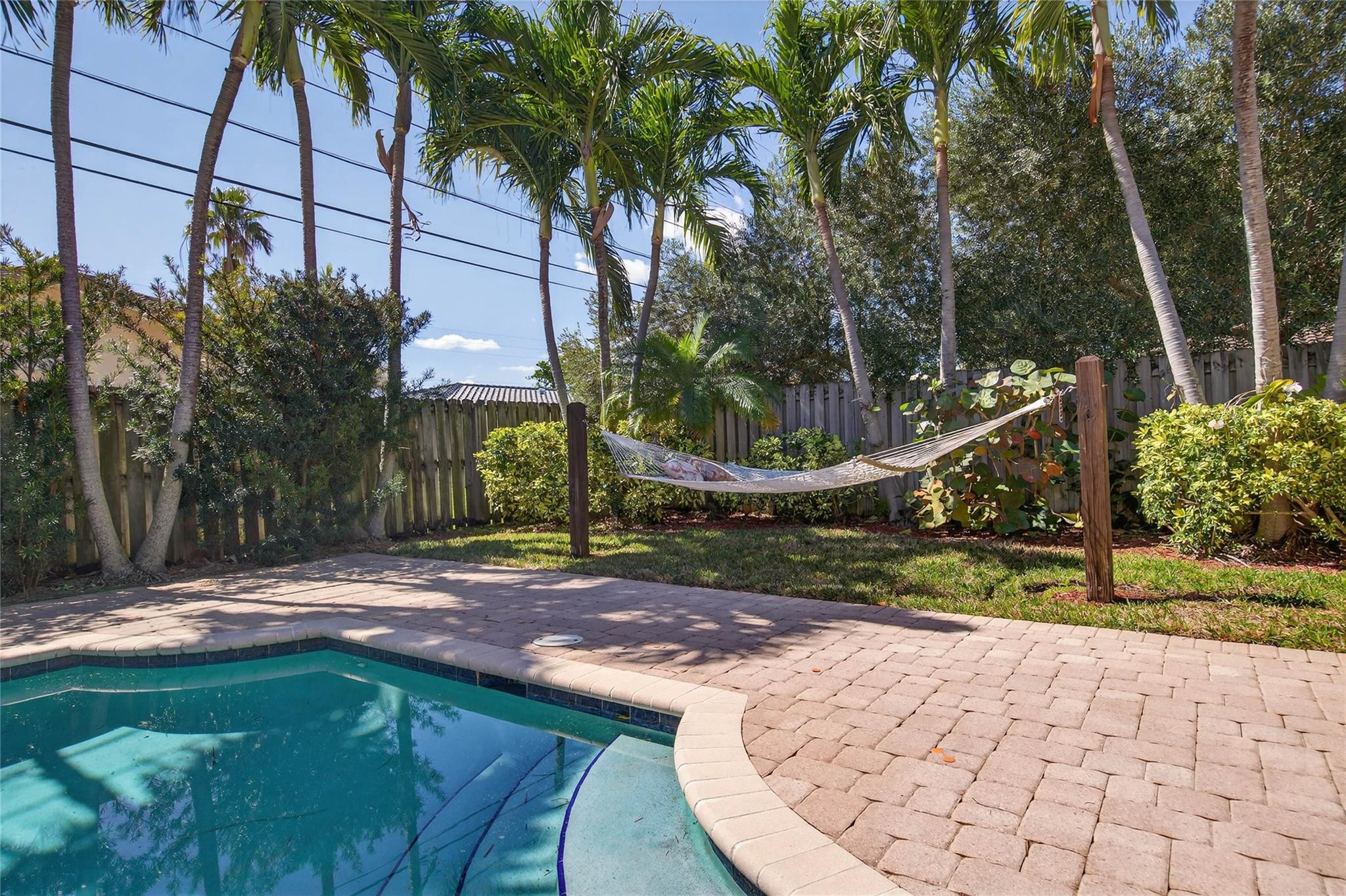 CORAL KEY VILLAS 8TH SEC - Residential