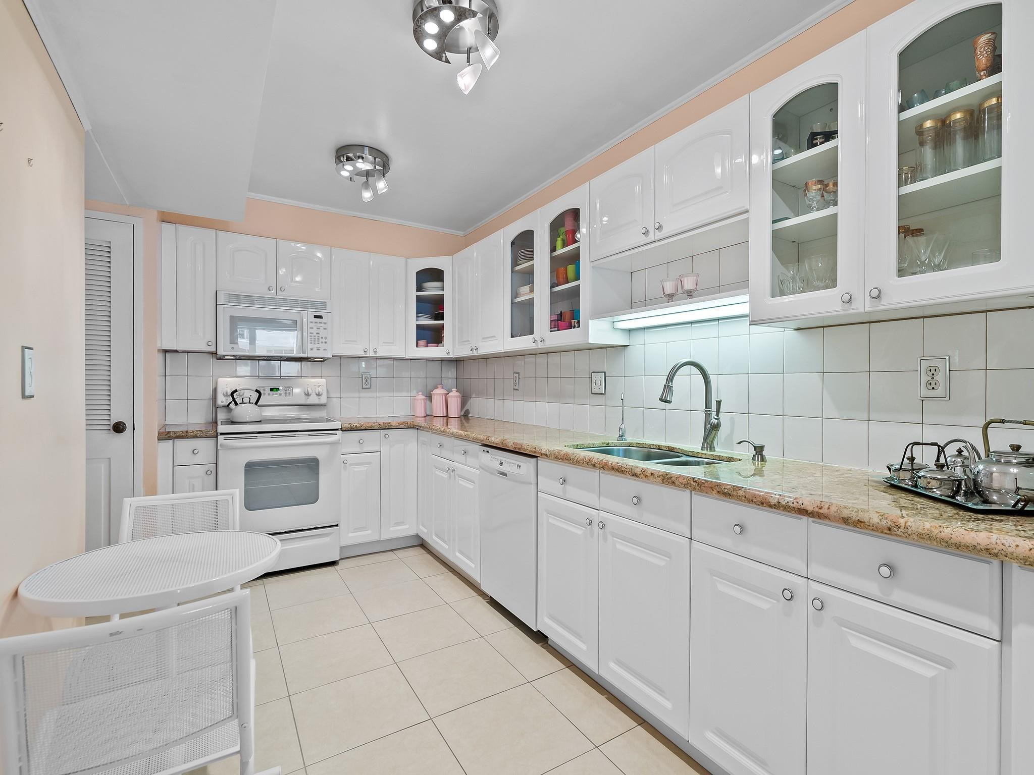 THE COMMODORE - Residential