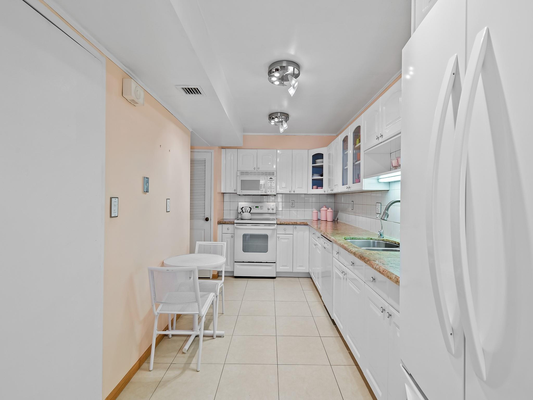 THE COMMODORE - Residential