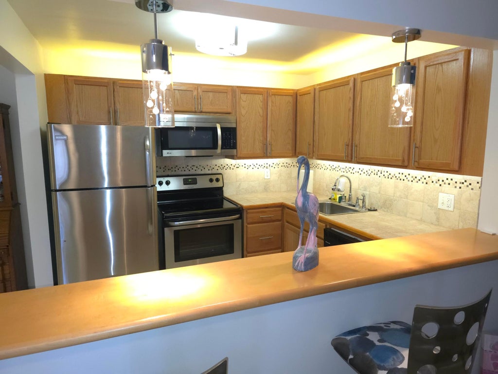 Photo of 105 OXFORD 100, West Palm Beach, FL 33417 (MLS # B26071107)