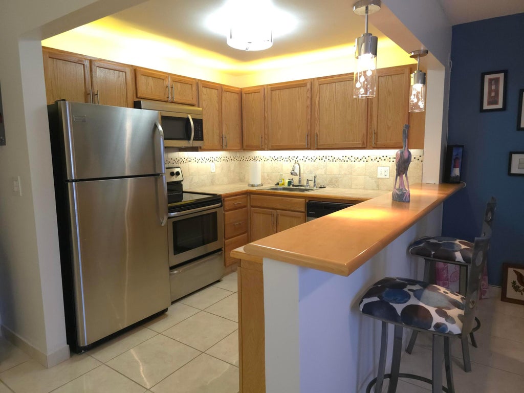 Photo of 105 OXFORD 100, West Palm Beach, FL 33417 (MLS # B26071107)